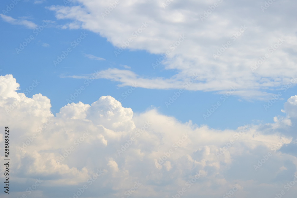 Wolken - Gewitterwolken - Regenwolken vor blauen Himmel