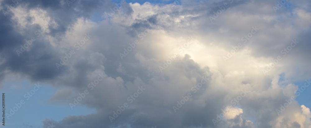 Wolken - Gewitterwolken - Regenwolken vor blauen Himmel Wolken - Gewitterwolken - Regenwolken vor blauen Himmel