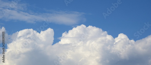 Wolken - Gewitterwolken - Regenwolken vor blauen Himmel
