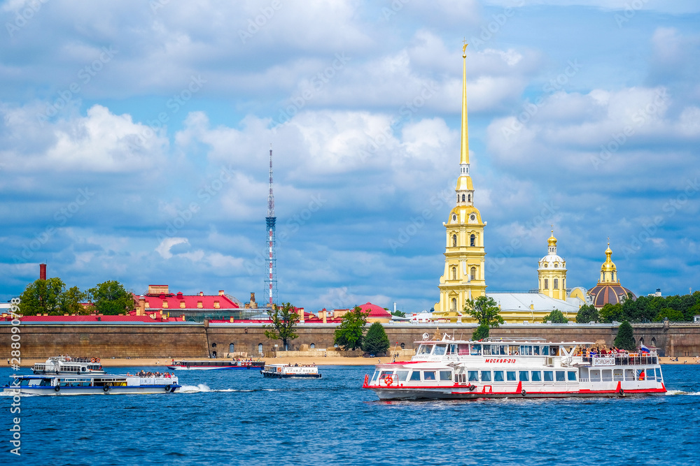 Obraz premium Saint-petersburg, Russia - August, 14, 2019: landscape with the image of Neva river in Saint-petersburg, Russia