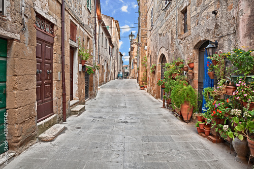 Fototapeta Naklejka Na Ścianę i Meble -  Pitigliano, Tuscany, Italy: alley in the old town