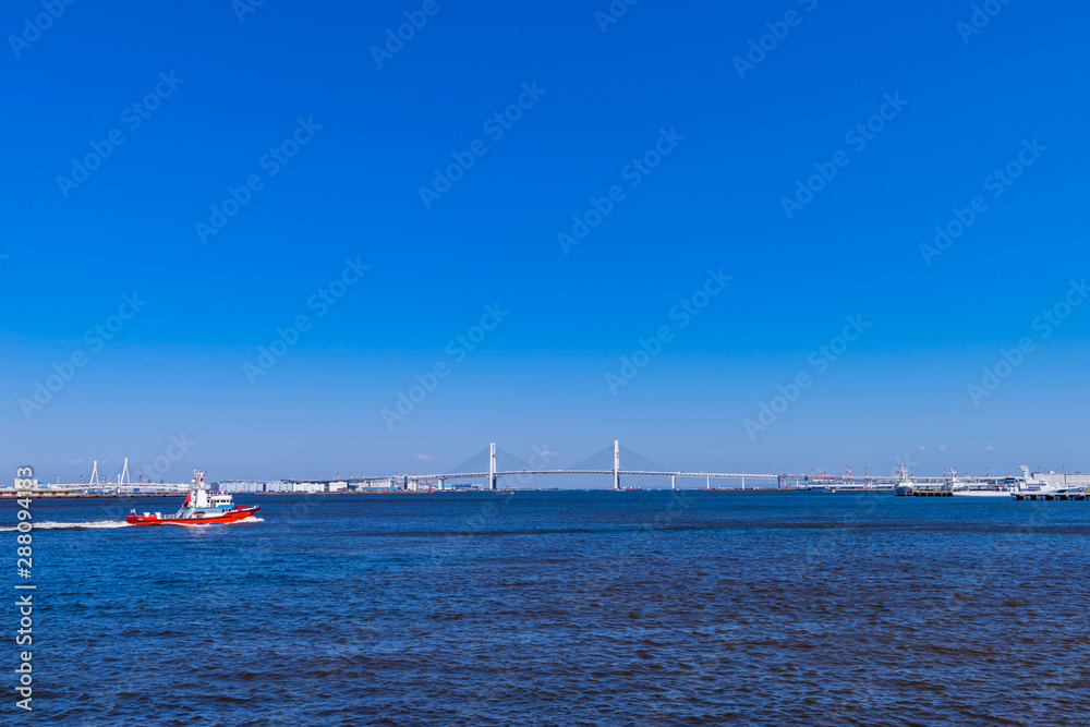 横浜 臨港パークと横浜港の風景
