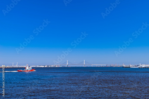 横浜 臨港パークと横浜港の風景