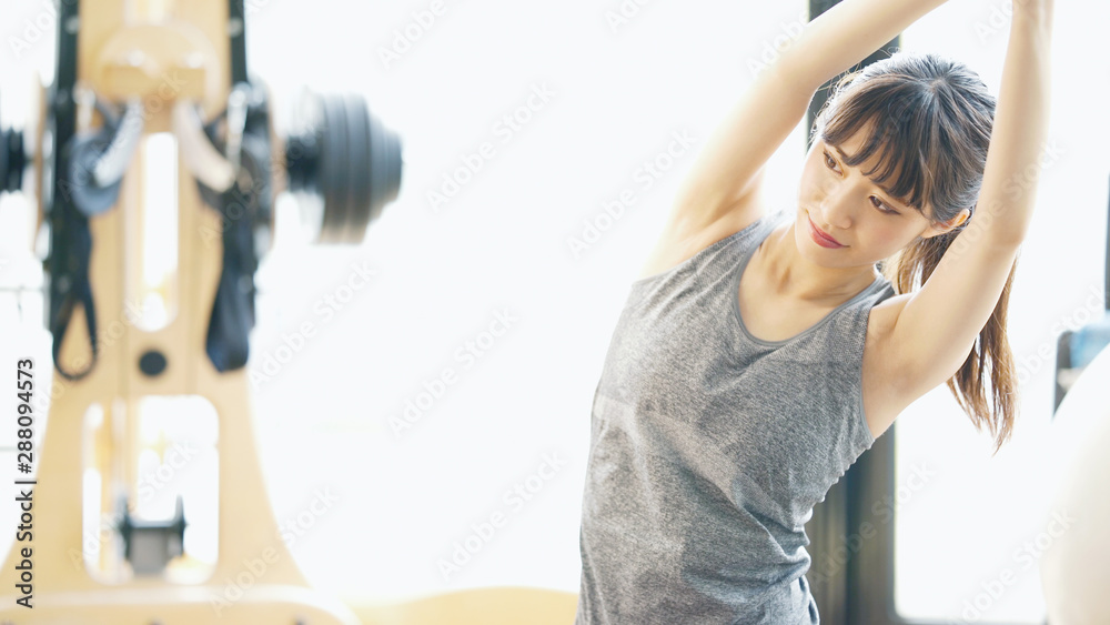 ストレッチする女性 ストレッチする女性