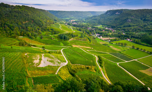 Chateau Chalon un seine Weinberge im Franche Comté in Frankreich