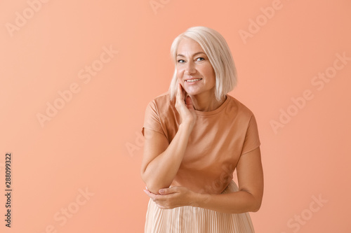 Stylish mature woman on col...