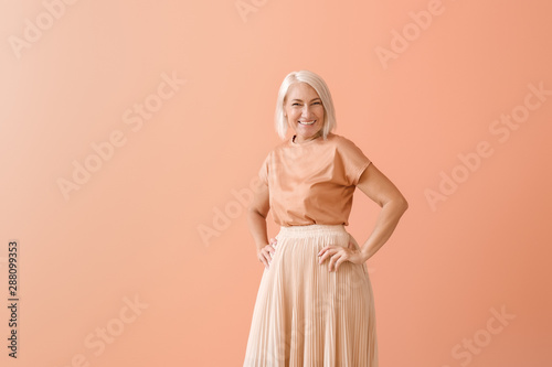 Stylish mature woman on col...