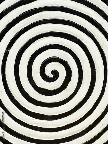 spirale peinte    la main en noir et blanc donnant un effet optique