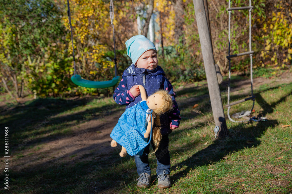 Kind Hannah beim unbeschwerten Spielen auf einer gruenen Wiese. Das Kindergartenmädchen ist je nach Stimmung aufgeweckt, frech, froehlich, energievoll, eben ein richtig suesses Girly. Kind Hannah beim unbeschwerten Spielen auf einer gruenen Wiese. Das Kindergartenmädchen ist je nach Stimmung aufgeweckt, frech, froehlich, energievoll, eben ein richtig suesses Girly.
