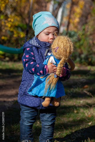 Kind Hannah beim unbeschwerten Spielen auf einer gruenen Wiese. Das Kindergartenmädchen ist je nach Stimmung aufgeweckt, frech, froehlich, energievoll, eben ein richtig suesses Girly. photo