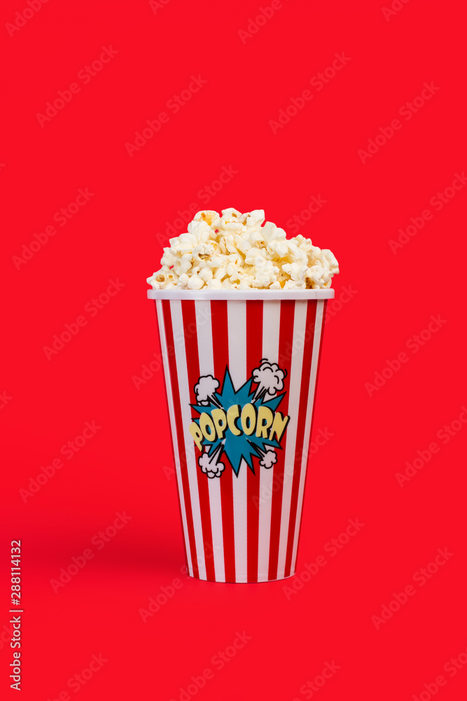 Popcorn palomitas de maíz en caja sobre fondo rojo vista de frente