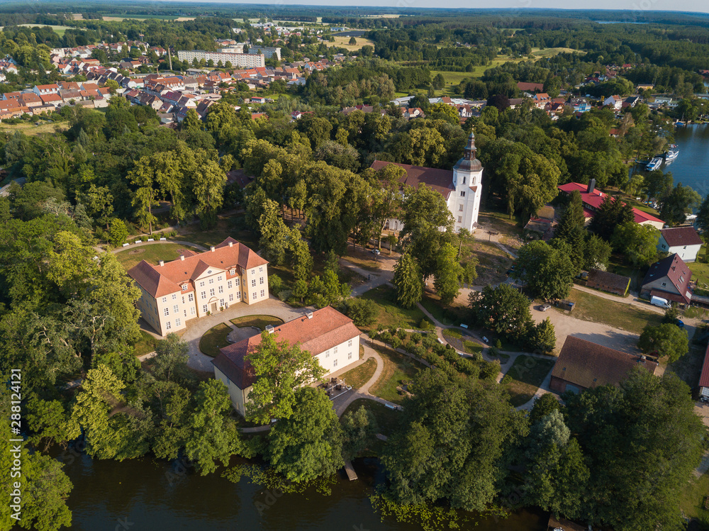 Obraz premium Schloss Mirow mit Kirche