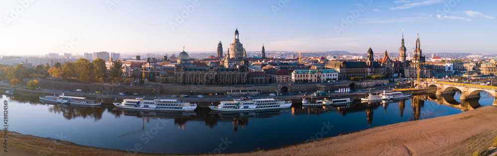 Dresden Panorama am Königsufer, Blick zur Inneren Altstadt