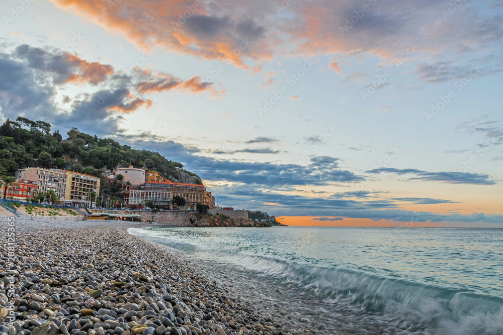 Le soleil levant sur Rauba Capeu à Nice