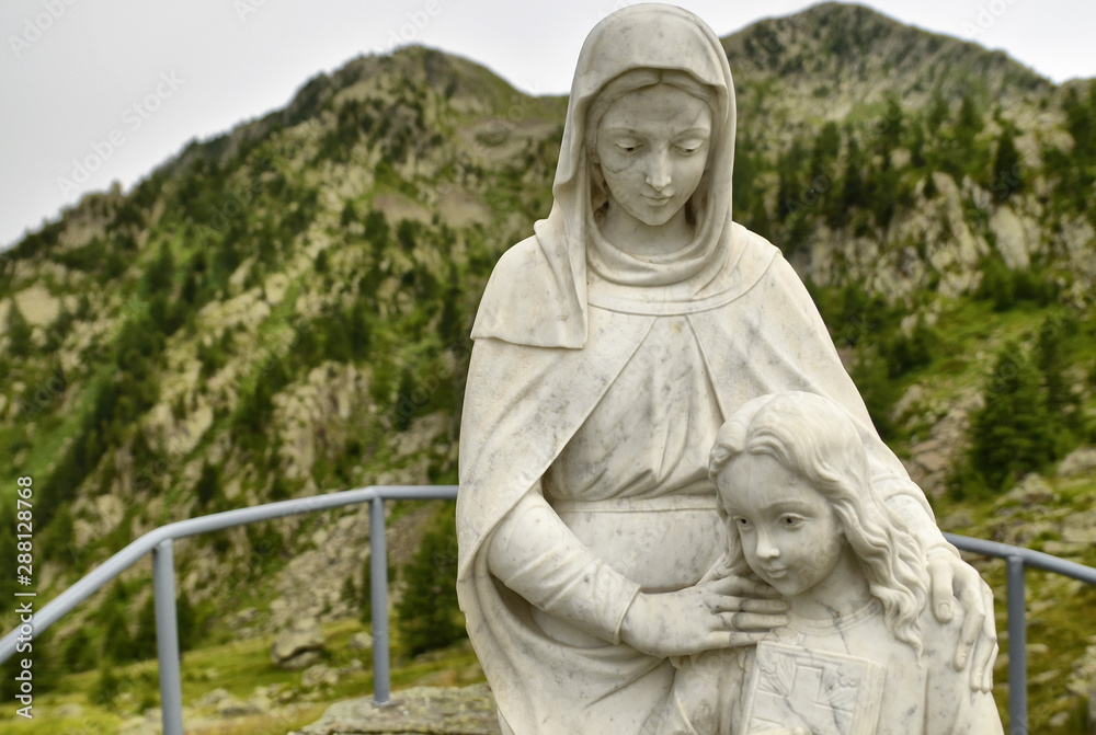 The statue of s. Anna with her daughter Maria.