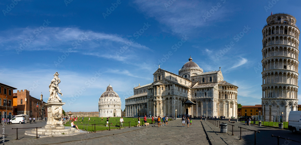 Fototapeta premium panorama della piazza dei miracoli di Pisa, battistero, duomo e torre pendente