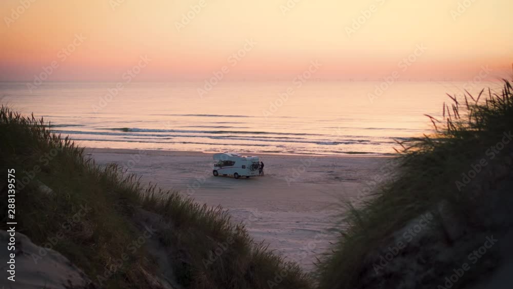 Campingwagen am Strand bei Sonnenuntergang