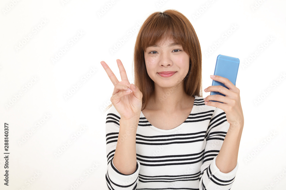 スマートフォンを持つ若い女性