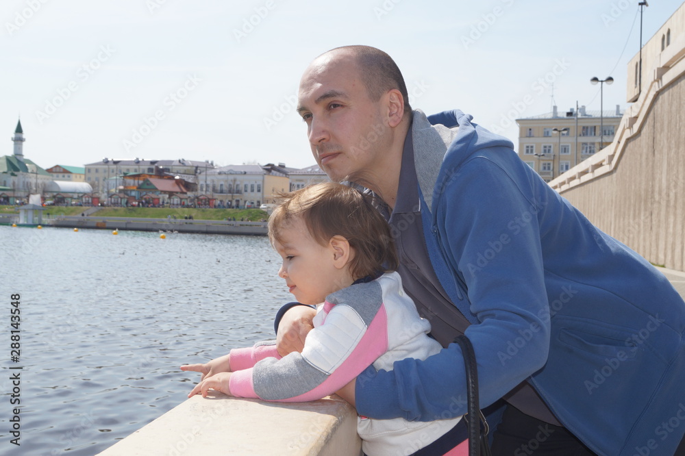 Fototapeta premium man and daughter in the city