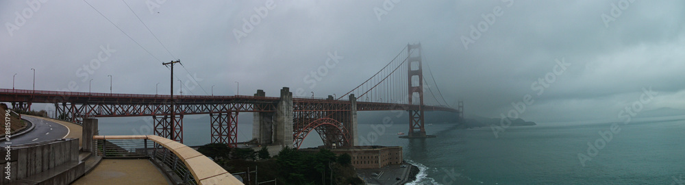 Naklejka premium view to the golden gate bridge on a foggy day