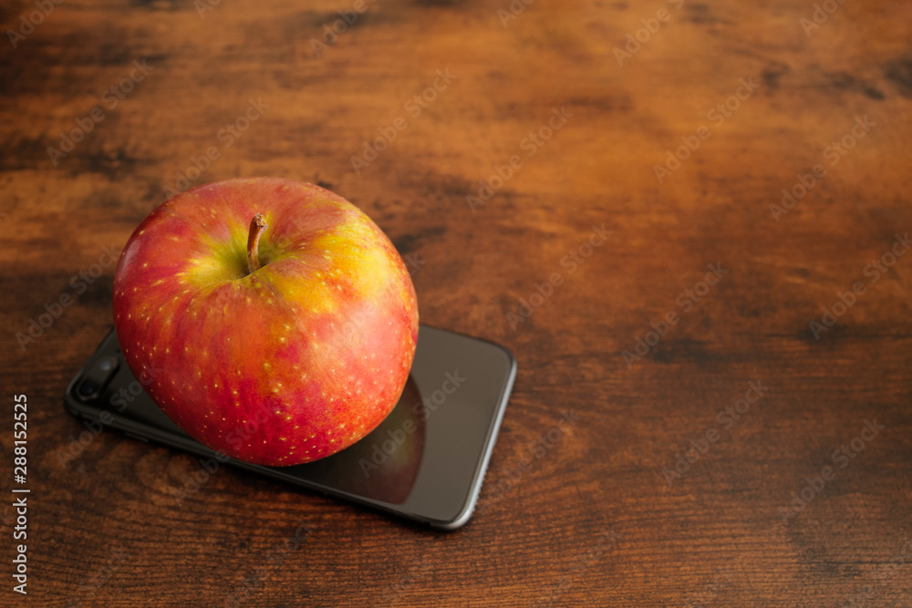 スマホ りんご ダイエットイメージ素材 グレーのスマートフォンの上に置かれた赤いリンゴ Stock Photo Adobe Stock