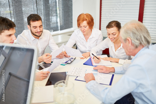 Team Geschäftsleute arbeitet zusammen