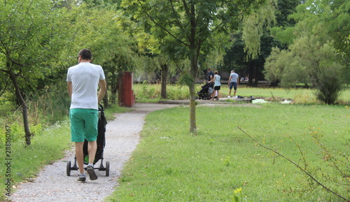 Camminare serenamente nel parco in estate - relax photo