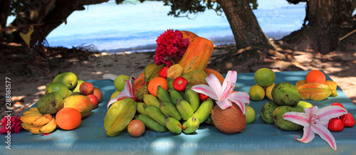 Echantillonage des fruits typiquement tropicaux dans l'océan indien photo