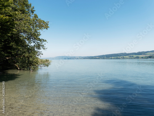 Schweizer Seenlandschaft - Der Hallwilersee, ein beliebtes Ziel für Tagesausflüge