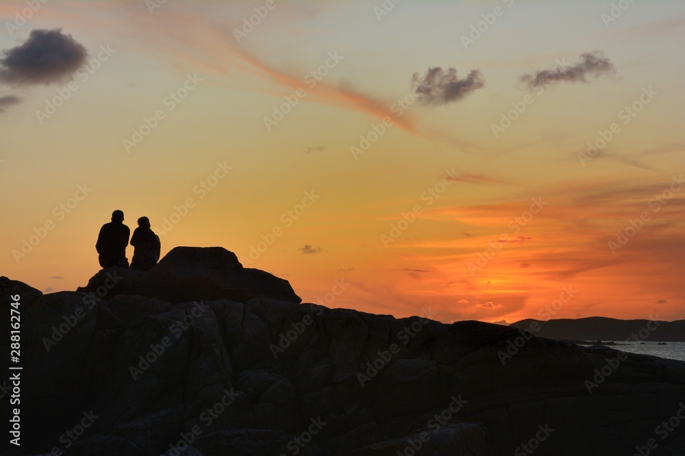 Couple au coucher du soleil en Bretagne