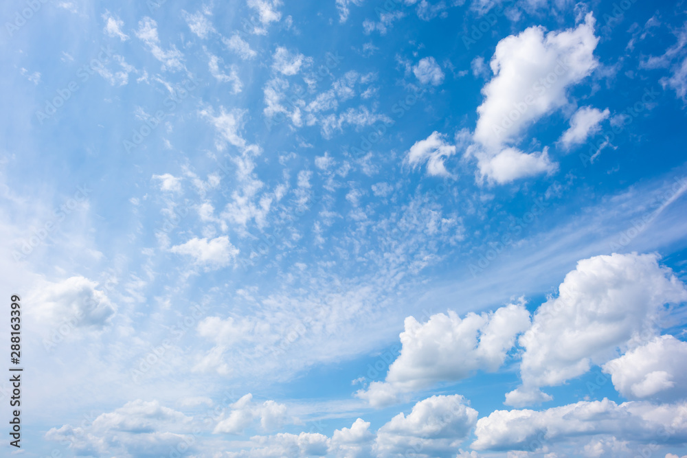 Blauer Himmel mit Wolken als Hintergrund - obrazy, fototapety, plakaty 
