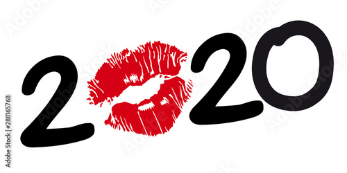 Concept de carte 2020 est inscrit en lettres manuscrites noires avec une trace de rouge à lèvre à la place du zéro. 
