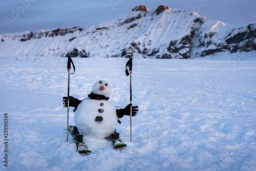 Bonhomme de neige habillé en skieur, Megève France
