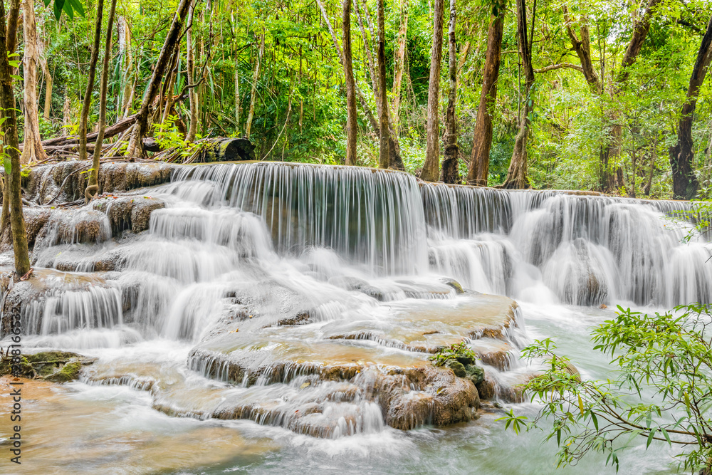 Obraz premium Huai Mae Khamin Waterfalls in Tropical Rainforest at Kanchanaburi Province, Thailand