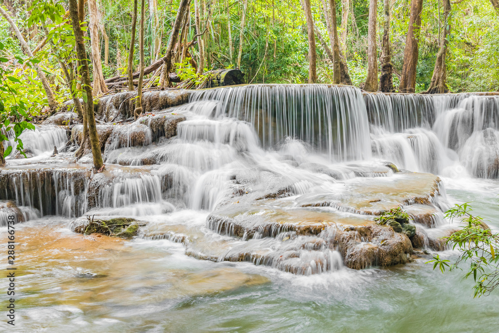 Obraz premium Huai Mae Khamin Waterfalls in Tropical Rainforest at Kanchanaburi Province, Thailand