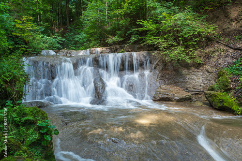 Bach mit Wasserfall   ber Felsen im Wald