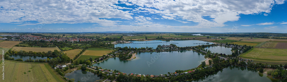 Blick von oben auf den Hessischen Ried/Deutschland mit Bagerseen im Vordergrund Blick von oben auf den Hessischen Ried/Deutschland mit Bagerseen im Vordergrund