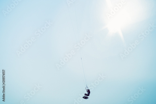 Kitesurfer springt über das Meer