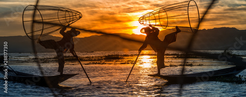 Photo Burmese Fishermen posing with conical nets at sunset, Inle Lake in the Nyaungshw