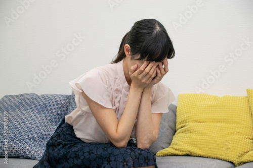 両手で顔を覆う日本人女性 Stock Photo Adobe Stock