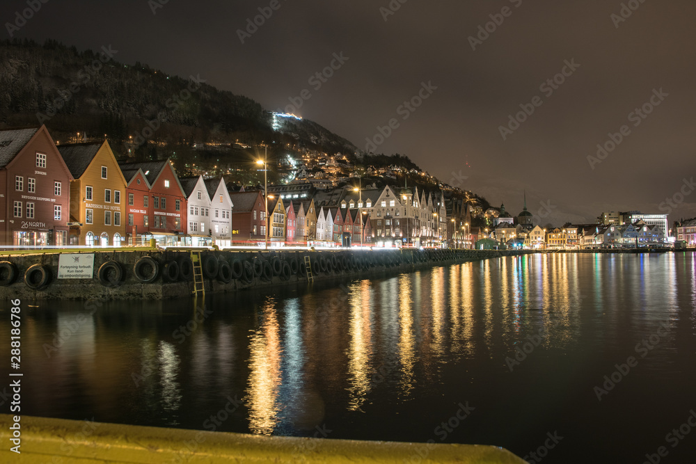 Stadt Bergen bei Nacht