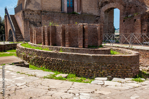 Tableau sur toile Oval fountain of the cenatio of the Flavian Palace also known as the Domus Flavi