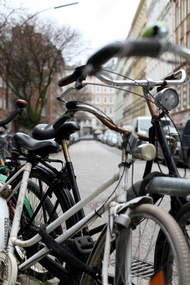 HAMBURG, Germany, Fahrräder stehen am Straßenrand