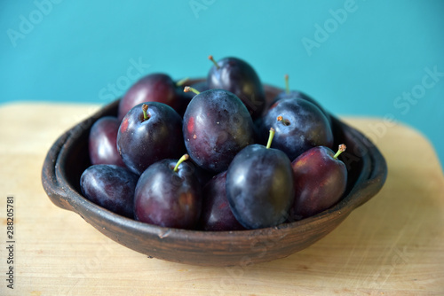 fioletowy owoc w glinianym naczyniu, węgierka, śliwa, sielsko, jedzenie, śliwa, dojrzałe, swieży, zdrowy, fiolet, śliwa, owoc, donica, jagoda, słodki, soczysty, fiolet, pyszny, , naturalny, deser, w