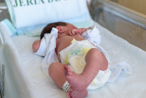 Bebé recién nacido en hospital 27