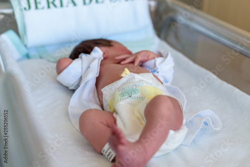 Bebé recién nacido en hospital 28