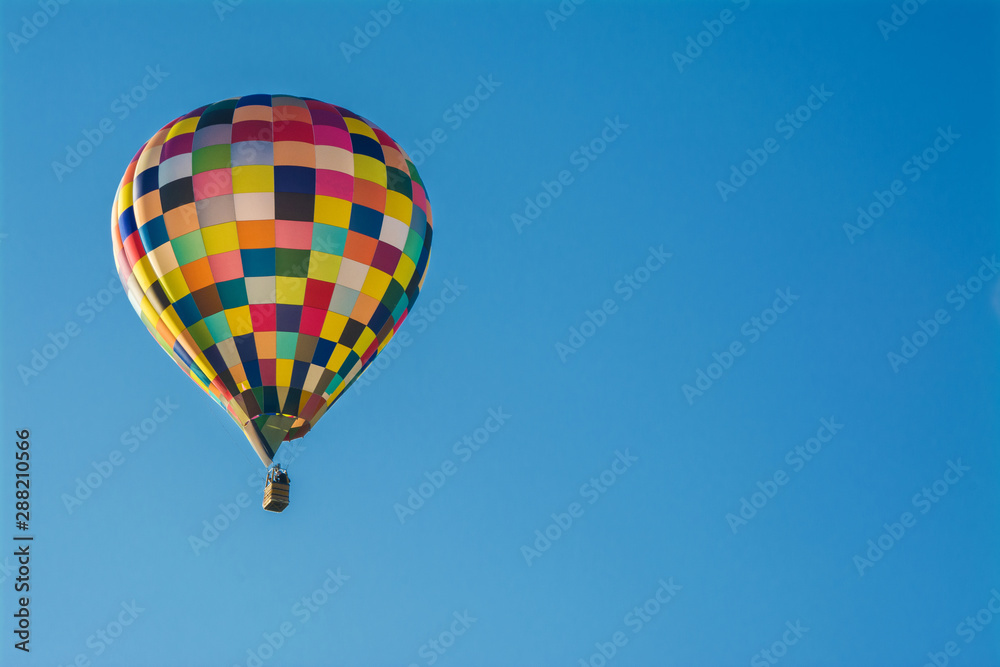 piękny kolorowy balon na błękitnym niebie piękny kolorowy balon na błękitnym niebie