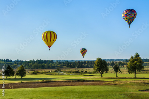 Fototapeta Naklejka Na Ścianę i Meble -  kolorowe balony na niebie, piękny krajobraz