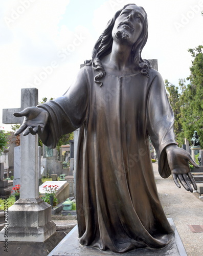 Kniender, zum Himmel schauender Jesus auf dem Cimitero Monumentale photo
