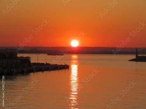Fototapeta Naklejka Na Ścianę i Meble -  Sonnenaufgang über der Hafeneinfahrt von Palma de Mallorca